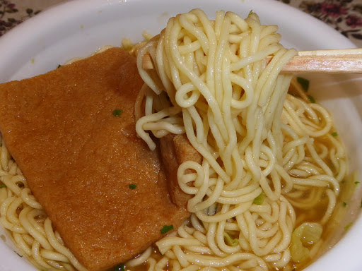 日清焼そばU.F.O.の麺を日清どん兵衛きつねうどんのスープ（＆あげ）を使って『きつねうどん』として調理して食べてみる！