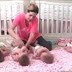 Il filme sa femme alors qu'elle est occupée avec les bébés, regardez bien ce qu'elle fait avec ses mains!