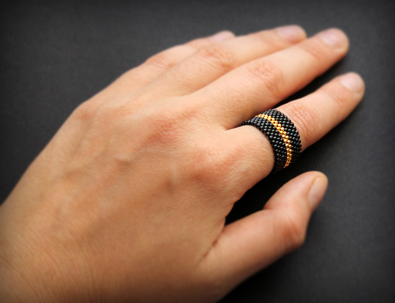 Черные кольца женские с золотом. Черное кольцо из бисера. Широкое кольцо из бисера. Бисероплетение черное кольцо. Кольцо из бисера черное широкое.