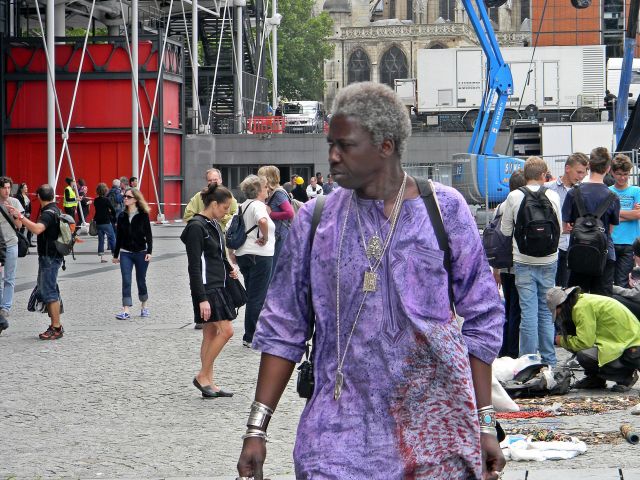przed Centrum Pompidou Paryżanie, artyści paryscy