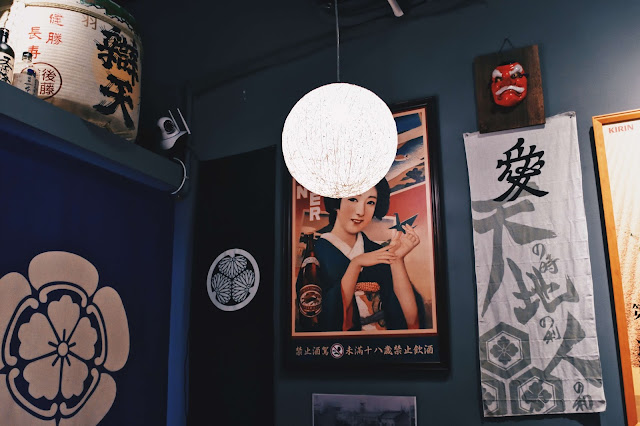 推開門，是有些狹長窄小的用餐空間，很有日式小店的氛圍