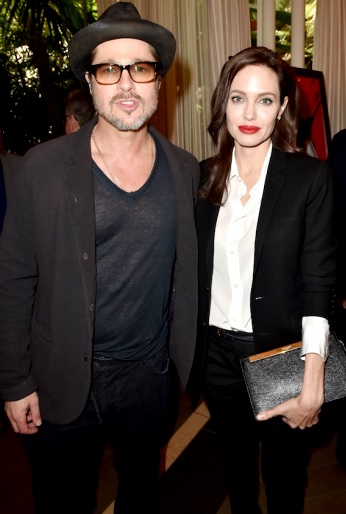 Brad Pitt y Angelina Jolie Foto de Brad Pitt y Angelina Jolie posando parados