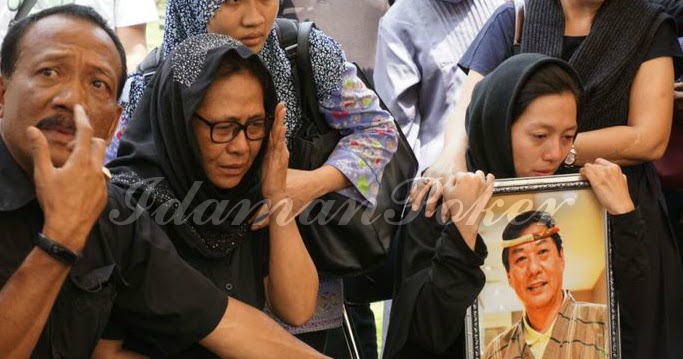 Kesedihan Istri dan Anak Chef Harada, di Pemakaman ~ IdamanPoker.com