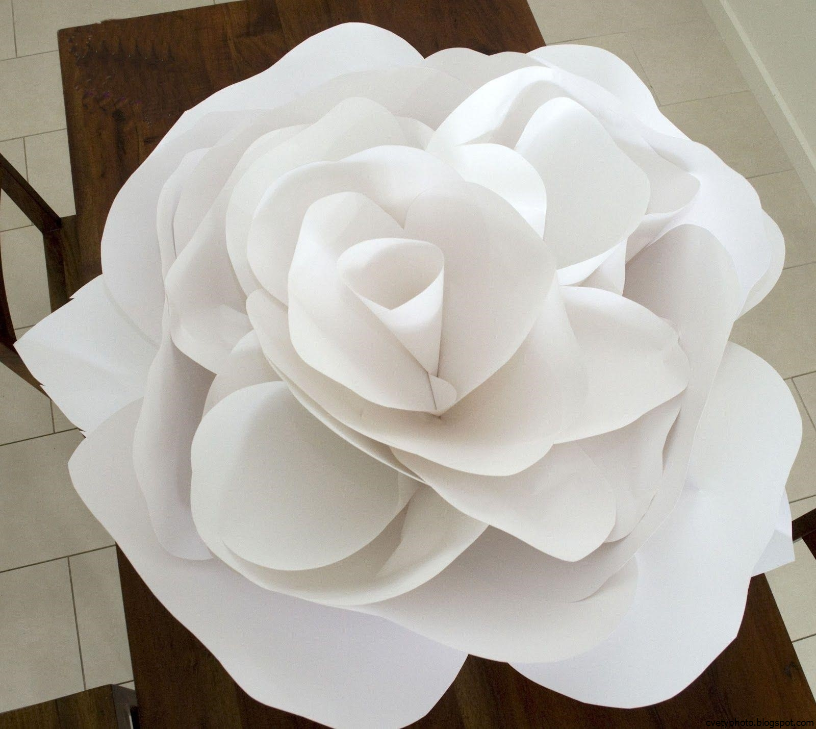 Большой цветок из маленьких цветков. Объемные цветы. Цветы бумажные. Белый цветок из бумаги. Плоские бумажные цветы.