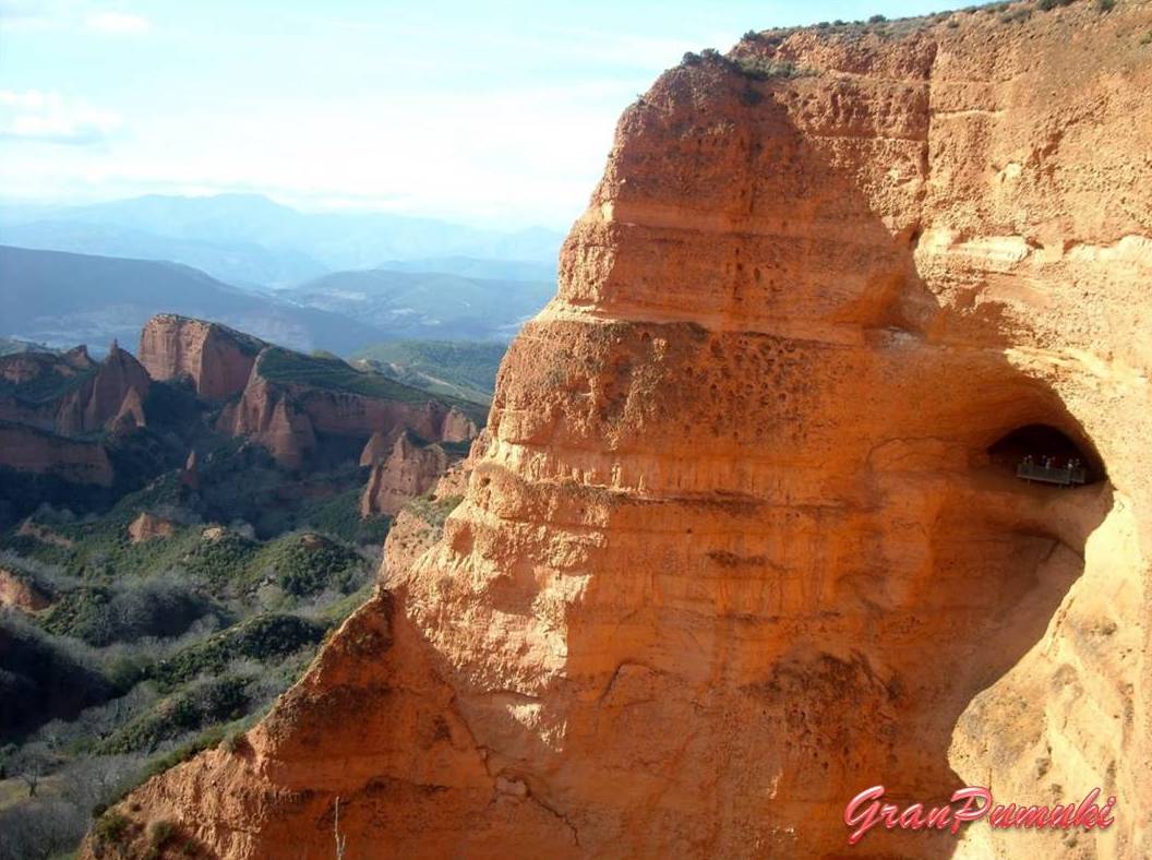 Vista de la cueva desde el Mirador de Orellan, en Las Médulas, el Bierzo, Leon.