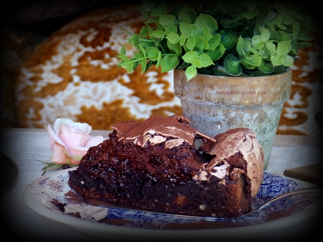 Υγρό κέικ με σοκολατένια μαρέγκα