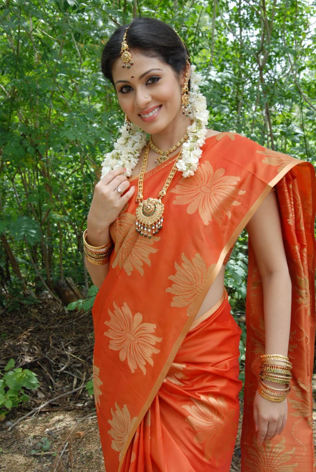 Indian Sexy Sada Latest Hot New Spicy In Saree Images 