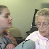 Neta canta hino cristão para avó que sofre de Alzheimer e misteriosamente ela recupera a memoria!