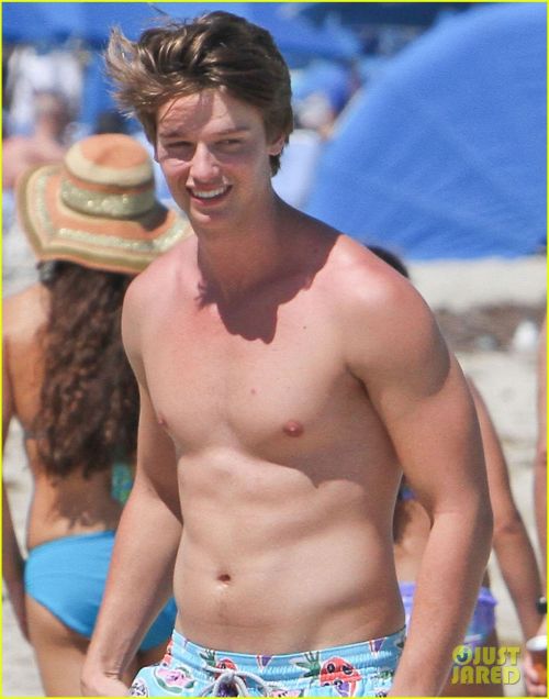 patrick-schwarzenegger-beach-02.jpg