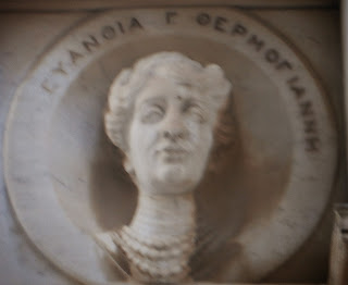 το ταφικό μνημείο της οικογένειας Θερμογιάννη στο νεκροταφείο Ναυπλίου