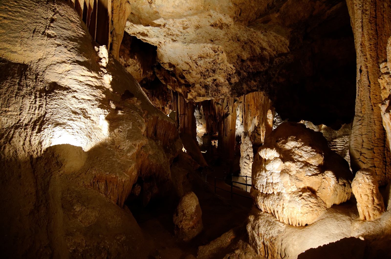 Какую вещь бекки нашли в пещере. Пещера Лурей Вирджиния. Пещеры Вест Вирджиния. Искусственные пещеры. Пещеры Долины Валбоны.