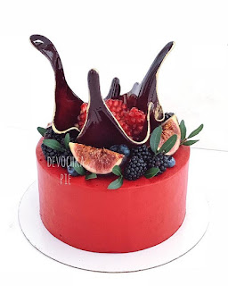 K'Mich Weddings - wedidng cake ideas - red cake with blackberry and passion fruit with greenery and crystal topper - instagram - on the day wedding planner