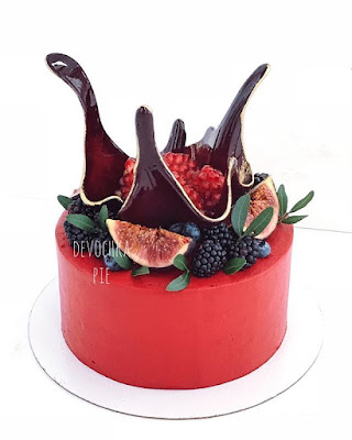 K'Mich Weddings - wedidng cake ideas - red cak with blackberry and passion fruit with greenery and crystal topper - instagram