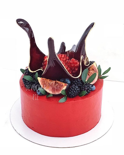 K'Mich Weddings - wedidng cake ideas - red cak with blackberry and passion fruit with greenery and crystal topper - instagram