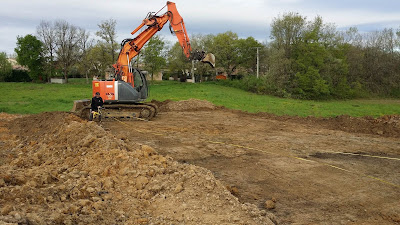 Démarrage du chantier avant l’implantation : décapage du terrain et réalisation de la plateforme qui va recevoir la construction
