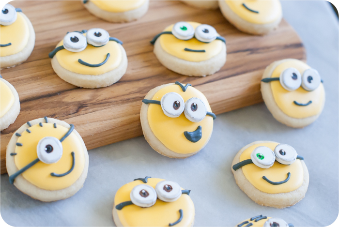 how to make Minions decorated cookies, step-by-step | recipes + tutorial ... perfect for a Minions or Despicable Me-themed party. | bakeat350.net