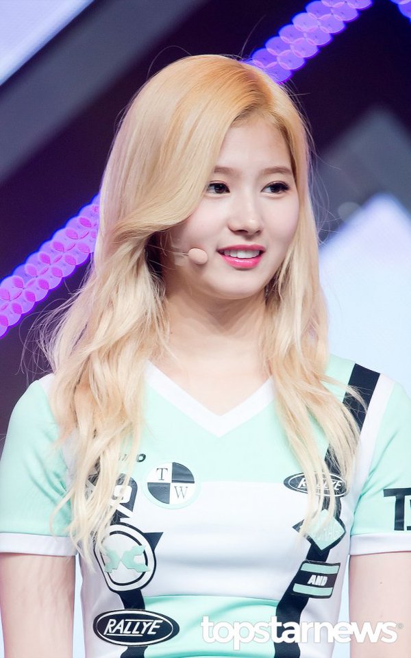 Fans Can't Get Enough Of TWICE Sana's Cuteness! | Daily K Pop News