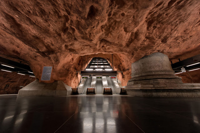 スウェーデンにある、まるで地獄の入り口と言われる地下鉄の謎 【art】　Rådhuset駅