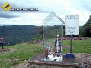 Estátua da Nossa Senhora das Graças dentro de uma pequena capela de vidro no Parque da Ferradura no município de Canela em Rio Grande do Sul.