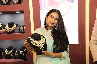 Sandalwood star Shwetha Srivatsav inaugurates Asia Jewels Fair 2017 Sandalwood star Shwetha Srivatsav inaugurates Asia Jewels Fair 2017