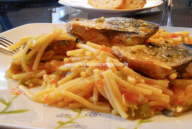 Caballas con fideos Caballas con fideos