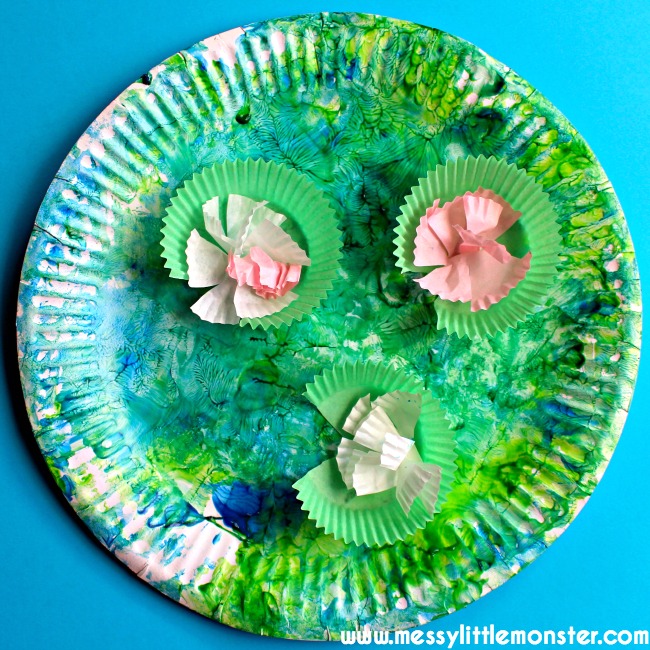 A paper plate pond and water lilies craft for toddlers and preschoolers. Explore famous artists with kids.  Claude Monet inspired water lilies. 