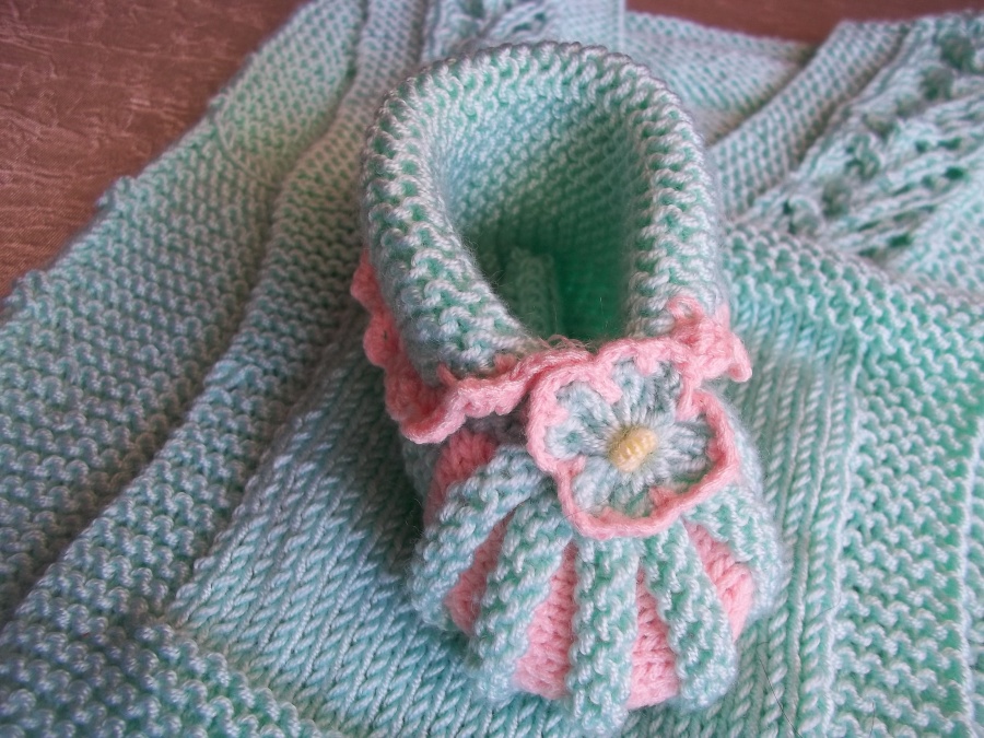 Naliya Şiş örgüsü bebek patiği modeli