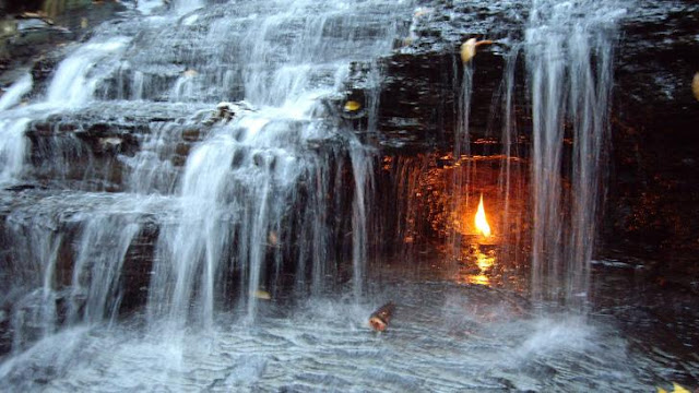 eternal flame falls, api abadi, air terjun api abadi, destinasi wisata unik, tempat paling aneh, fenomena alam