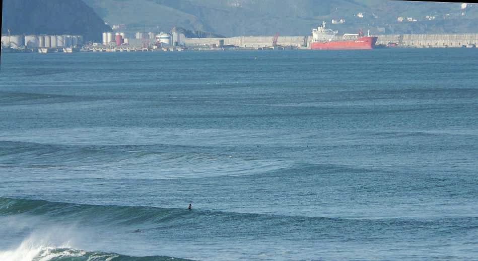 surfista esperando una ola sopelana
