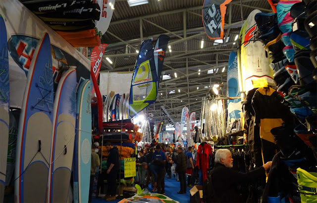 Unmengen an Surfbretter, Surfsegel, Neoprenanzüge ausgestellt auf der f.re.e Reisemesse