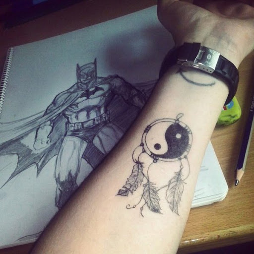 Yin Yang tatuagem em um apanhador de sonhos design. Este design reproduz a aparência de um apanhador de sonhos, onde há penas anexado a ele.