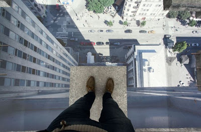 persona parada en un edificio muy alto