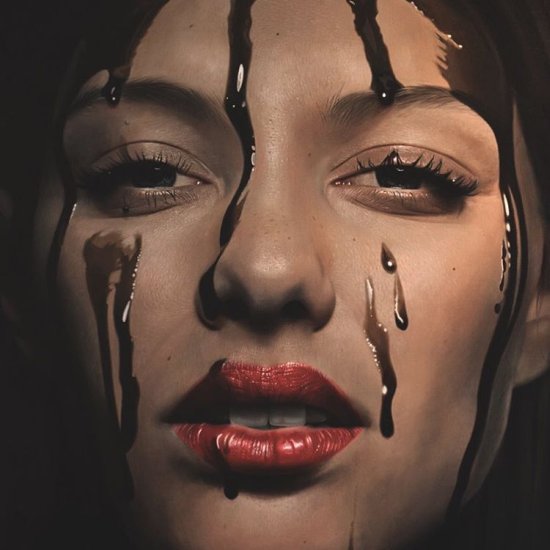 As hiper-realistas pinturas de mulheres cobertas com mel e calda de chocolate de Mike Dargas Mike Dargas pinturas hiper-realistas retratos mulheres cobertas lascívia luxúria mel calda de chocolate sensual