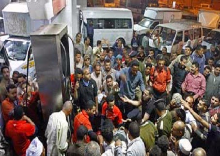 طوابير ومشاجرات عنيفة أمام محطات الوقود بكفر الشيخ بسبب نقص السولار والبنزين