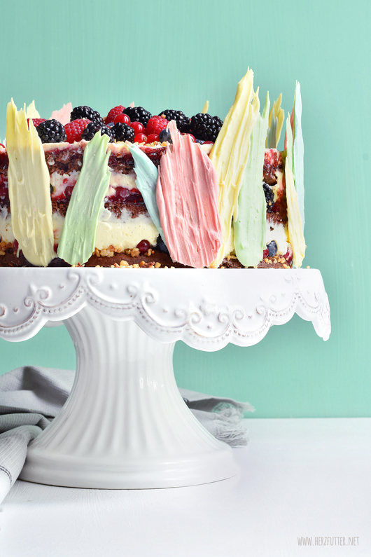 Schokoladentorte mit farbigen Pinselstrichen