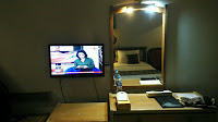 Cermin, Meja dan TV Cermin, Meja dan TV