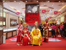 Zhou Liu Fu Jewelry promotion with people dressed up in ancient traditional costumes