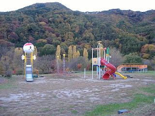 松尾峡 ほたる童謡公園.環境破壊の象徴である遊具施設. 松尾峡 ほたる童謡公園.環境破壊の象徴である遊具施設.