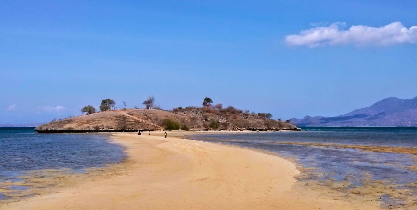 Birokrat Jalan-Jalan: PANTAI LARITI, SAPE (keajaiban Nabi Musa terulang