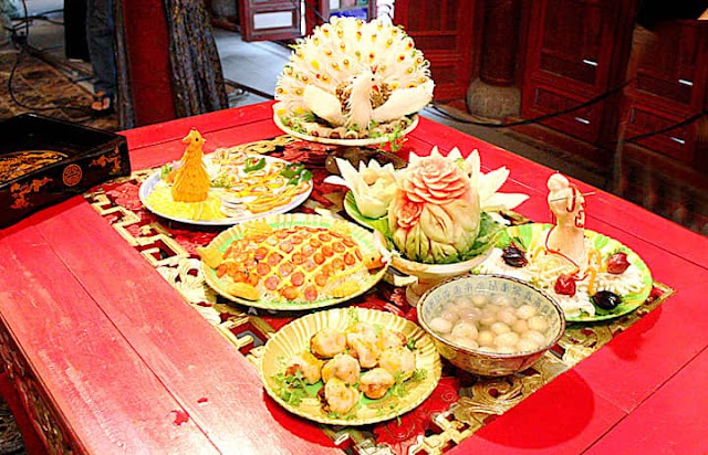 Cung nữ và thái giám kiếm lời từ đồ ăn thừa của Hoàng Đế