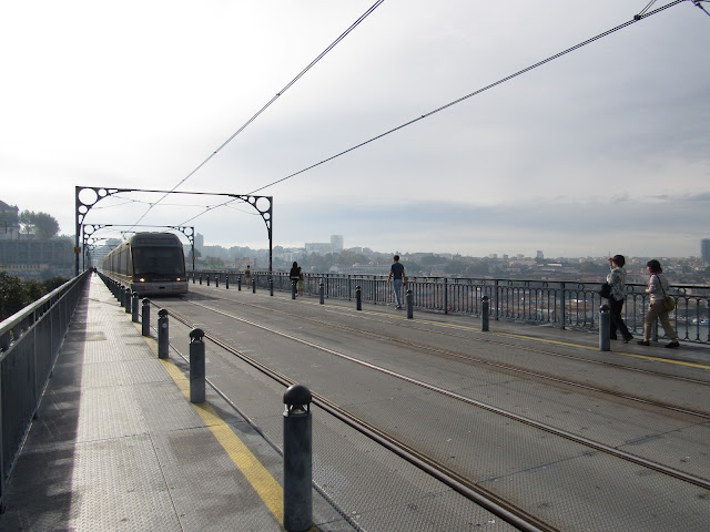 Na Ponte de D. Luís I só passam pedestres e o metrô Ponte de D. Luís I - que ver em Porto, Portugal.