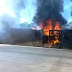 Três carretas se envolvem em acidente e uma pega fogo na BR-364 no Médio Norte