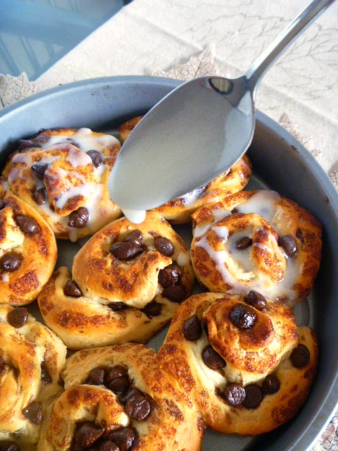 Quick and Easy Chocolate Chip Cinnamon Rolls: Heavenly chocolately breakfast pastries! - Slice of Southern