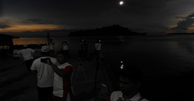 Gerhana Matahari Total 2016 bikin merinding - Suasana warga menyaksikan GMT di Kota Sikakap, Kepulauan Mentawai Inilah Foto-Foto Gerhana Matahari Yang Indah Dan Menakjubkan