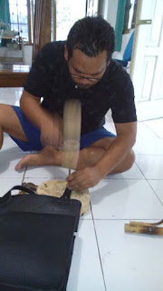 memasang aksesoris tas memasang aksesoris tas