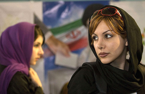 MUJERES-IRANIES-VOTANDOCOLEGIO.jpg