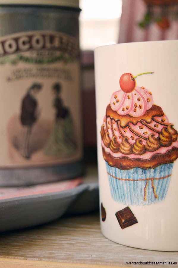 Detalle de una taza decorada