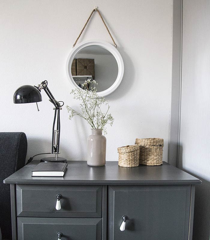 Decoração com flores: quarto minimalista com flores brancas
