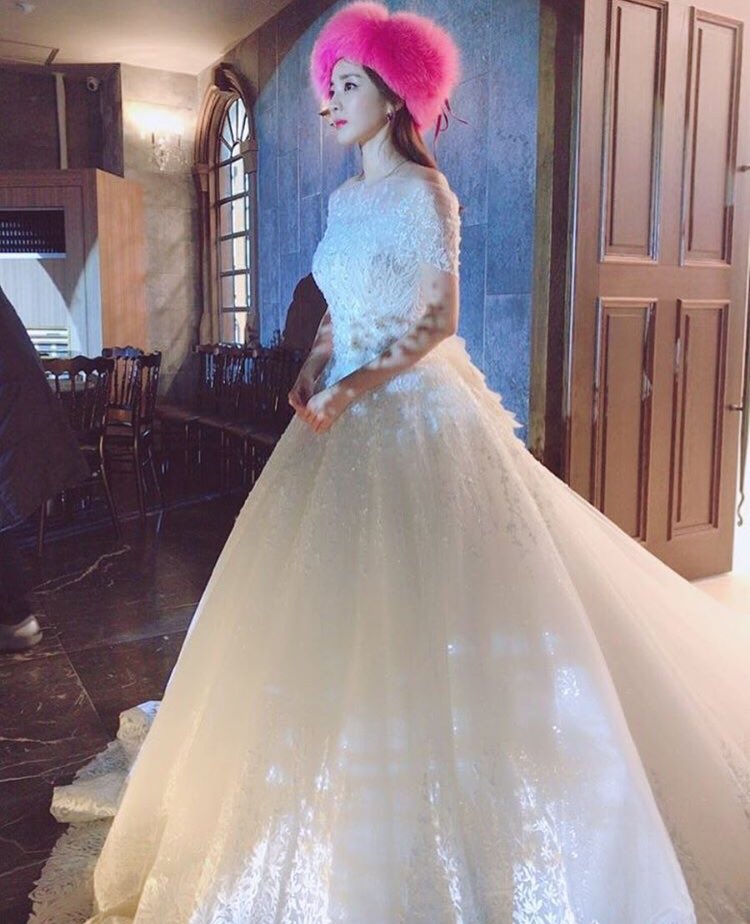 Sandara Park In Wedding Dress Daily K Pop News Designer Lee Jimi Reveals A Photo On Her Instagram Revealing Sandara S Hip Hop Wedding Fashion Looks Absolutely Stunning Agree