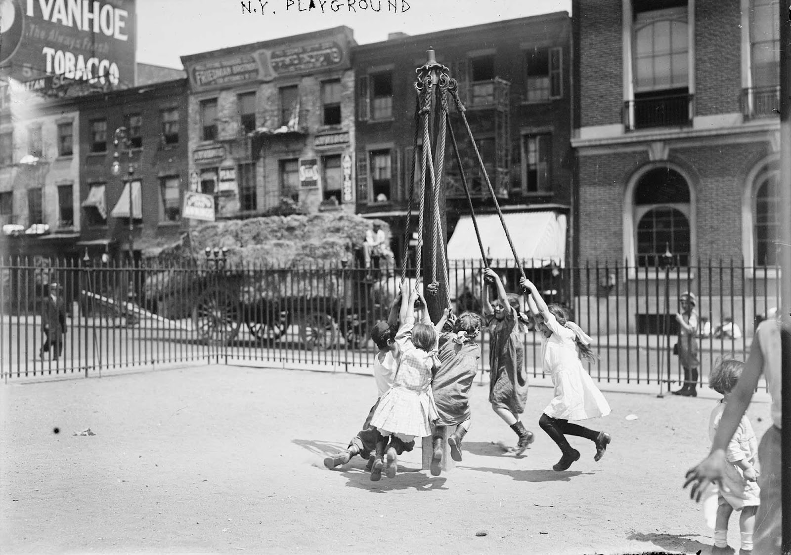 Playground in New York. 1910-1915.